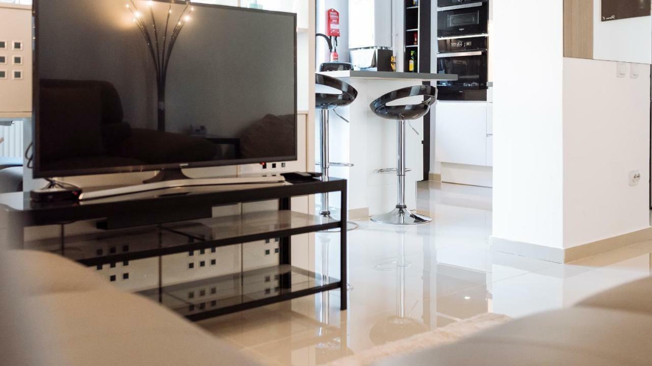 Luxury Flat 8 Near Metro Apartment Bucharest Exterior photo